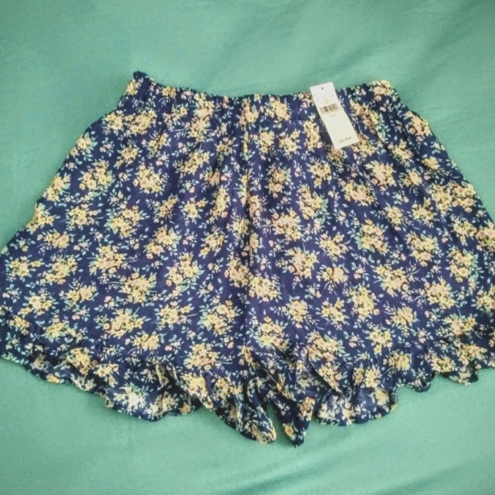 AE Ruffled Floral Shorts - Picture 3 of 6